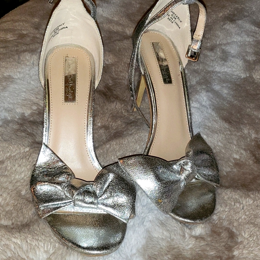 Bow heels